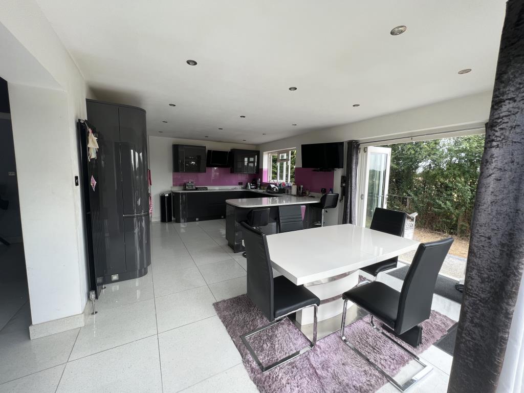 Lot: 45 - DETACHED BUNGALOW SET IN APPROXIMATELY 1.6 ACRES WITH POTENTIAL -